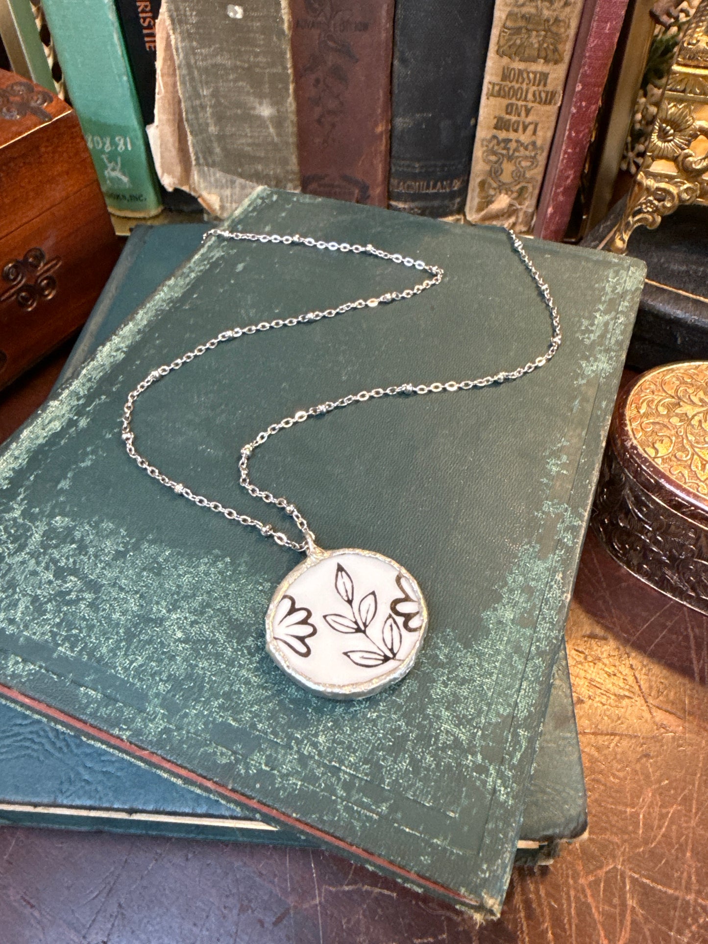 Floral Round Necklace￼